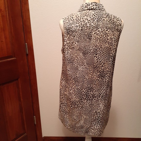 Chico's Cheetah Leopard Boho Print Button down Shirt Blouse - Size 1 - Picture 4 of 7